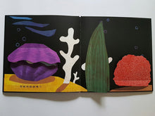 Load image into Gallery viewer, Little White Fish Counts to 11 (Lift-the-Flap Book) • 跟小白魚一起玩躲貓貓 (翻一翻、找一找)